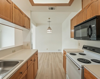 500 Gregory Ct - Photo Thumbnail 8