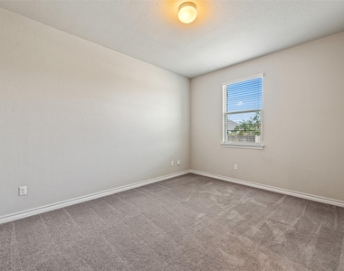 4004 Harbor Point Dr - Photo Thumbnail 7
