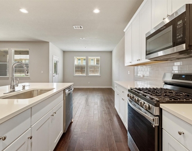 4004 Harbor Point Dr - Photo Thumbnail 15
