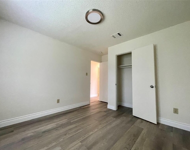 1729 Cricket Hollow Dr - Photo Thumbnail 16