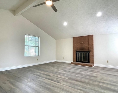 1729 Cricket Hollow Dr - Photo Thumbnail 3
