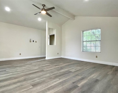 1729 Cricket Hollow Dr - Photo Thumbnail 4