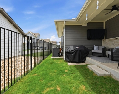 8400 Ausblick Ave - Photo Thumbnail 30