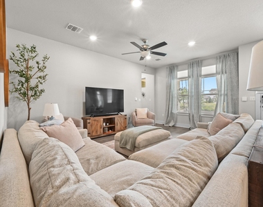 8400 Ausblick Ave - Photo Thumbnail 7