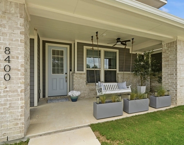 8400 Ausblick Ave - Photo Thumbnail 4