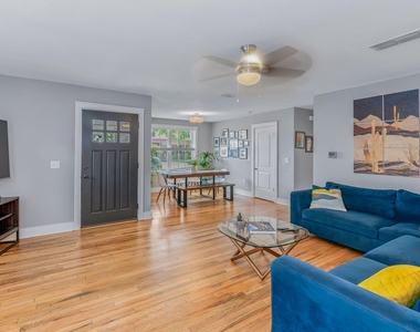 2404 Oak Crest Ave - Photo Thumbnail 6