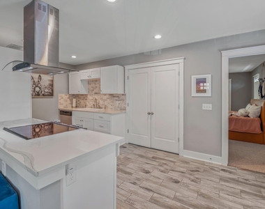 2404 Oak Crest Ave - Photo Thumbnail 38