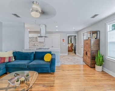 2404 Oak Crest Ave - Photo Thumbnail 4