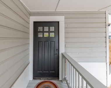 2404 Oak Crest Ave - Photo Thumbnail 2