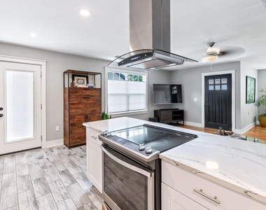 2404 Oak Crest Ave - Photo Thumbnail 12