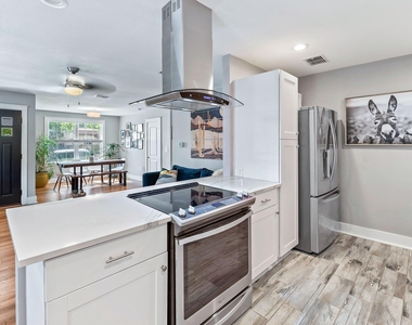 2404 Oak Crest Ave - Photo Thumbnail 11