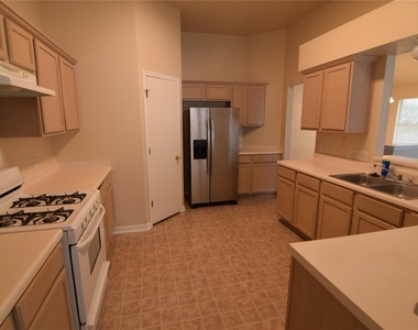 380 Zebra Dr - Photo Thumbnail 6