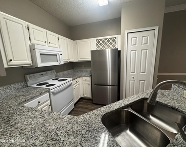 10000 Gate Parkway - Photo Thumbnail 4
