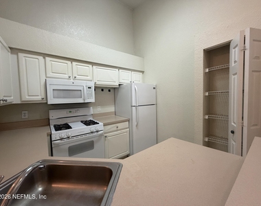 13810 Sutton Park Drive N - Photo Thumbnail 7