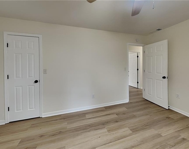 1110 Lake Drive - Photo Thumbnail 12