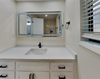 1110 Lake Drive - Photo Thumbnail 9