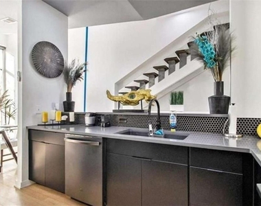 752 Moreland Avenue - Photo Thumbnail 3