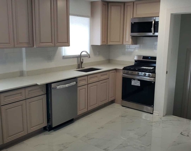 9224 Sproat Avenue - Photo Thumbnail 2