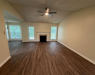 211 Ravenwood Court - Photo Thumbnail 2