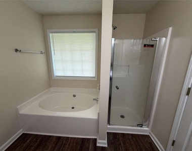 211 Ravenwood Court - Photo Thumbnail 16