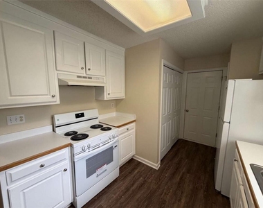 211 Ravenwood Court - Photo Thumbnail 7