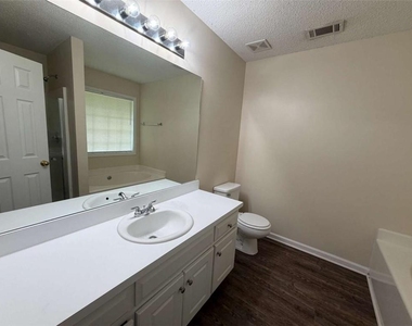 211 Ravenwood Court - Photo Thumbnail 15