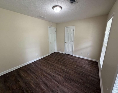 211 Ravenwood Court - Photo Thumbnail 10