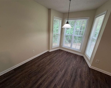 211 Ravenwood Court - Photo Thumbnail 3