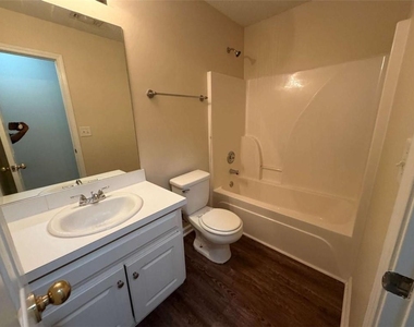 211 Ravenwood Court - Photo Thumbnail 8
