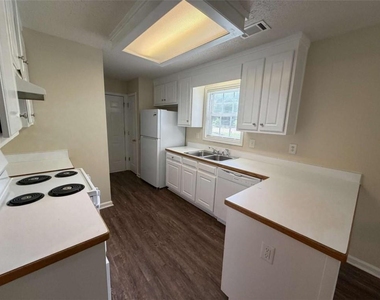 211 Ravenwood Court - Photo Thumbnail 5