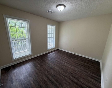 211 Ravenwood Court - Photo Thumbnail 9