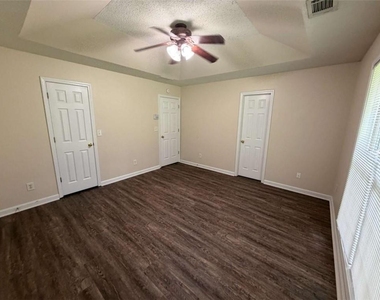 211 Ravenwood Court - Photo Thumbnail 14