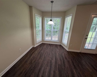 211 Ravenwood Court - Photo Thumbnail 4