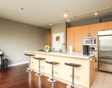 653 N Kingsbury Street - Photo Thumbnail 2