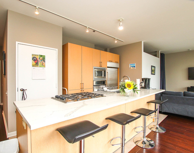 653 N Kingsbury Street - Photo Thumbnail 3