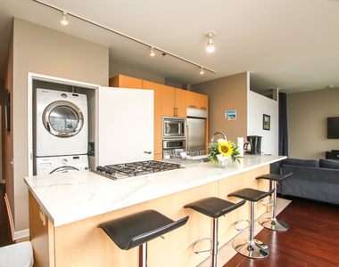 653 N Kingsbury Street - Photo Thumbnail 4