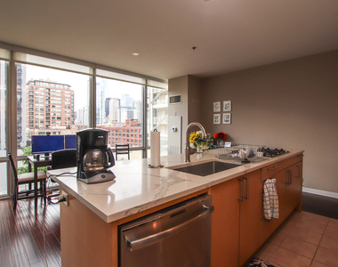 653 N Kingsbury Street - Photo Thumbnail 7