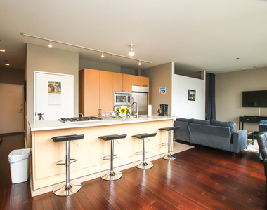 653 N Kingsbury Street - Photo Thumbnail 1