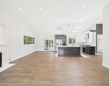 201 E Olive Avenue - Photo Thumbnail 8