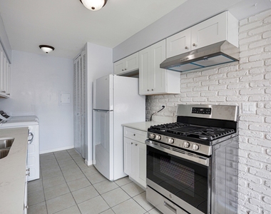 7557 Bristol Lane - Photo Thumbnail 8