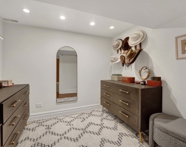 2458 N Burling Street - Photo Thumbnail 27