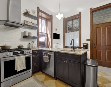 2458 N Burling Street - Photo Thumbnail 16