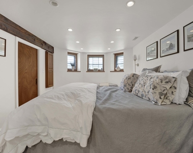 2458 N Burling Street - Photo Thumbnail 24