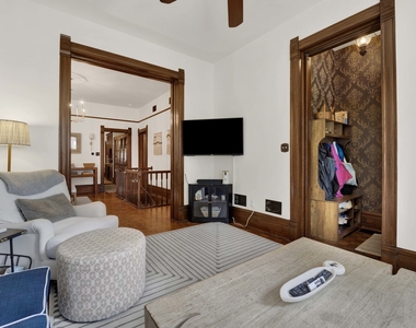 2458 N Burling Street - Photo Thumbnail 4