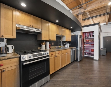 616 W Fulton Street - Photo Thumbnail 3