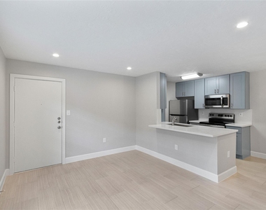 2201 Fountain View Drive - Photo Thumbnail 6