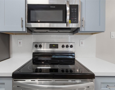2201 Fountain View Drive - Photo Thumbnail 5