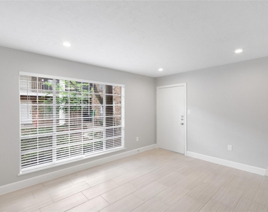 2201 Fountain View Drive - Photo Thumbnail 4
