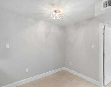 2201 Fountain View Drive - Photo Thumbnail 7