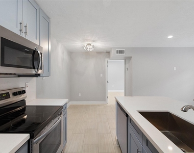 2201 Fountain View Drive - Photo Thumbnail 2